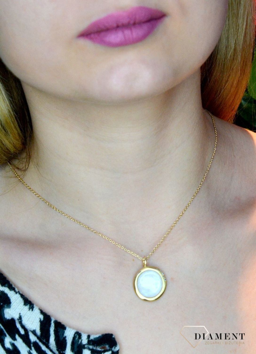 Pozłacany Naszyjnik Dall'acqua okrągła zawieszka z masą perłową C AQ Z4184529WH. Biżuteria włoskiej firmy Dall'acqua z kolekcji Sublime to połączenie niezwykłej gamy barw syntetycznych kamieni, nietuzinkowej formy i krus.jpg